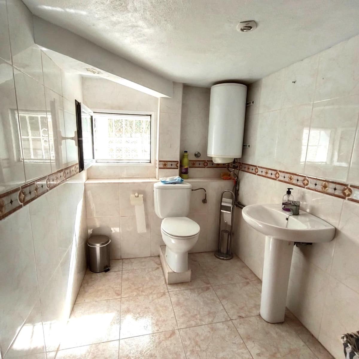 5 sypialnia Willa na sprzedaż w Torrevieja z basenem garażem - 399 000 € (Ref: 9999697)