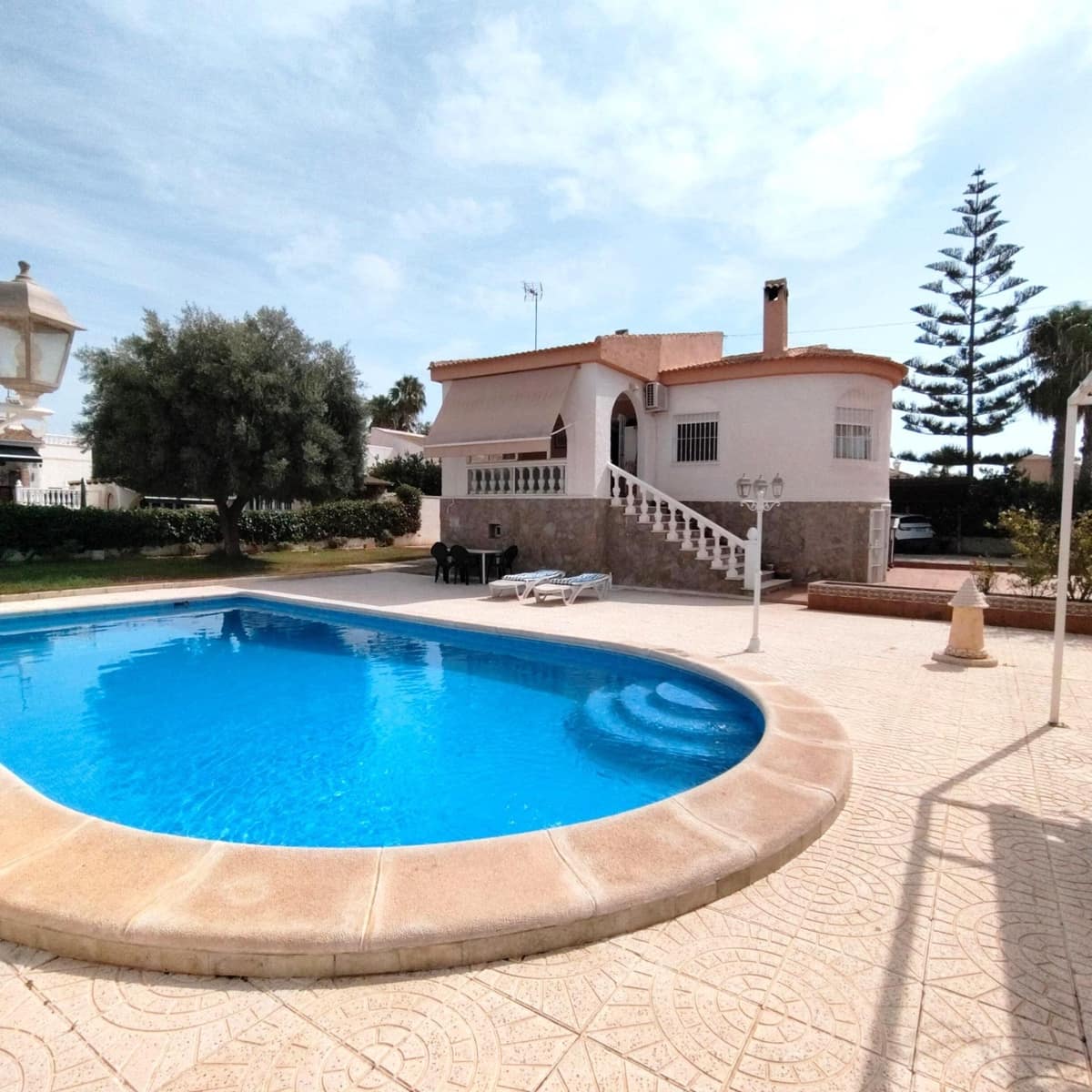 5 sypialnia Willa na sprzedaż w Torrevieja z basenem garażem - 399 000 € (Ref: 9999697)