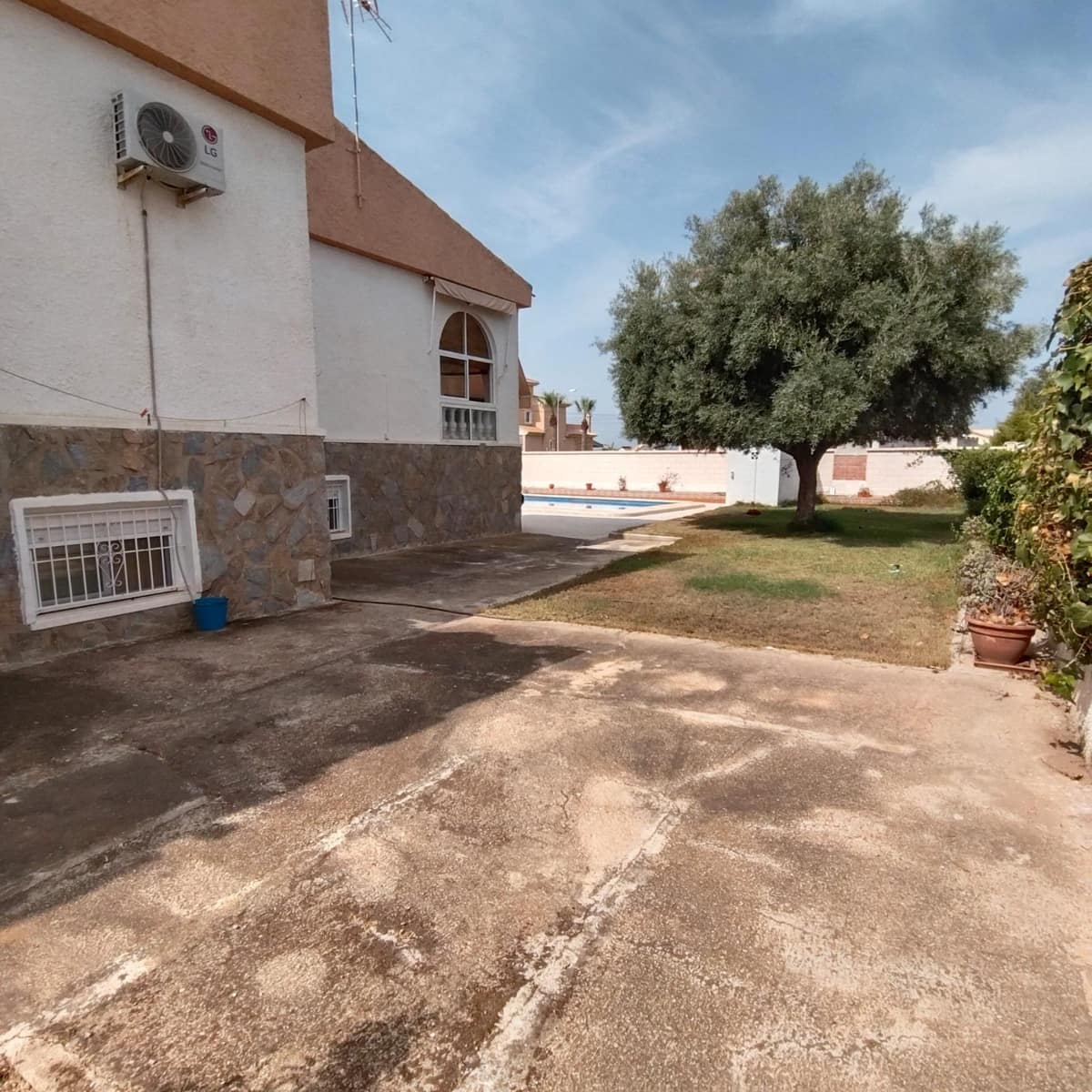 5 sypialnia Willa na sprzedaż w Torrevieja z basenem garażem - 399 000 € (Ref: 9999697)