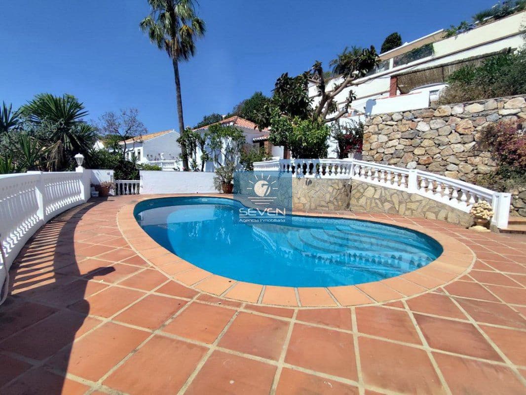 3 slaapkamer Villa te koop in La Herradura met zwembad garage - € 549.000 (Ref: 10037832)