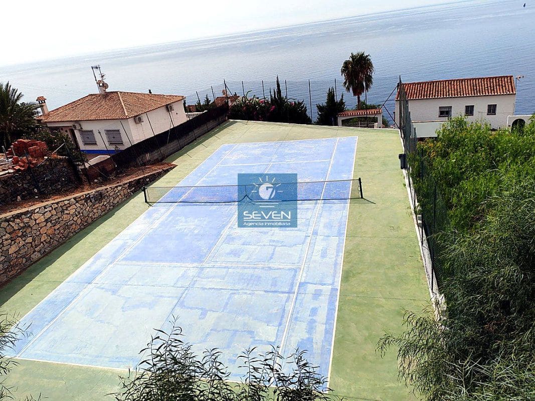 Chalet de 3 habitaciones en Salobreña en venta con piscina garaje - 495.000 € (Ref: 10061672)