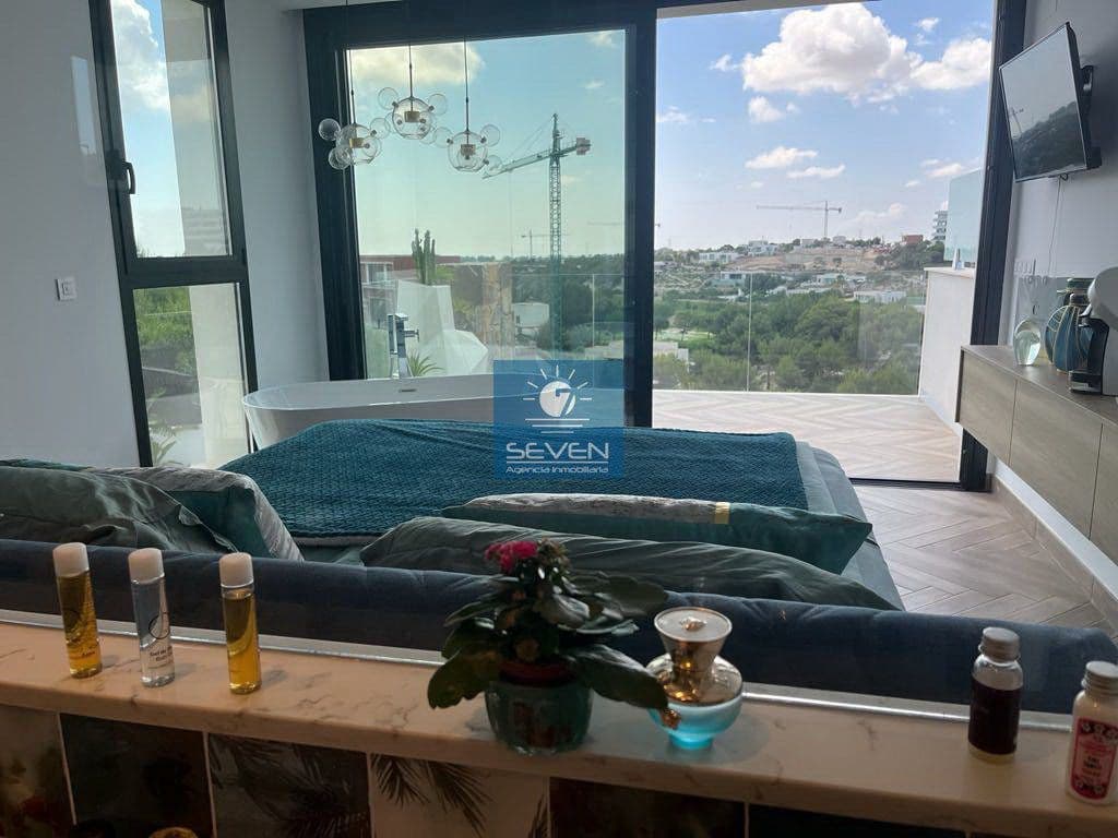 4 makuuhuone Huvila myytävänä paikassa Las Colinas Golf mukana 
autotalli - 2 950 000 € (Ref: 8040474)