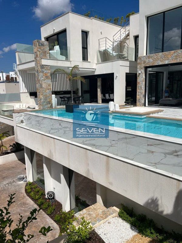 4 makuuhuone Huvila myytävänä paikassa Las Colinas Golf mukana 
autotalli - 2 950 000 € (Ref: 8040474)