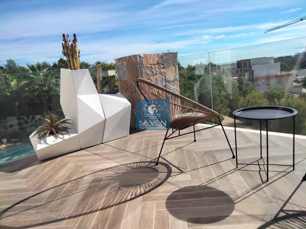 4 makuuhuone Huvila myytävänä paikassa Las Colinas Golf mukana 
autotalli - 2 950 000 € (Ref: 8040474)