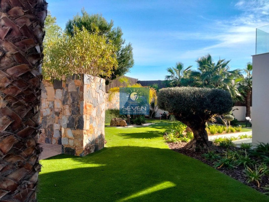 4 makuuhuone Huvila myytävänä paikassa Las Colinas Golf mukana 
autotalli - 2 950 000 € (Ref: 8040474)