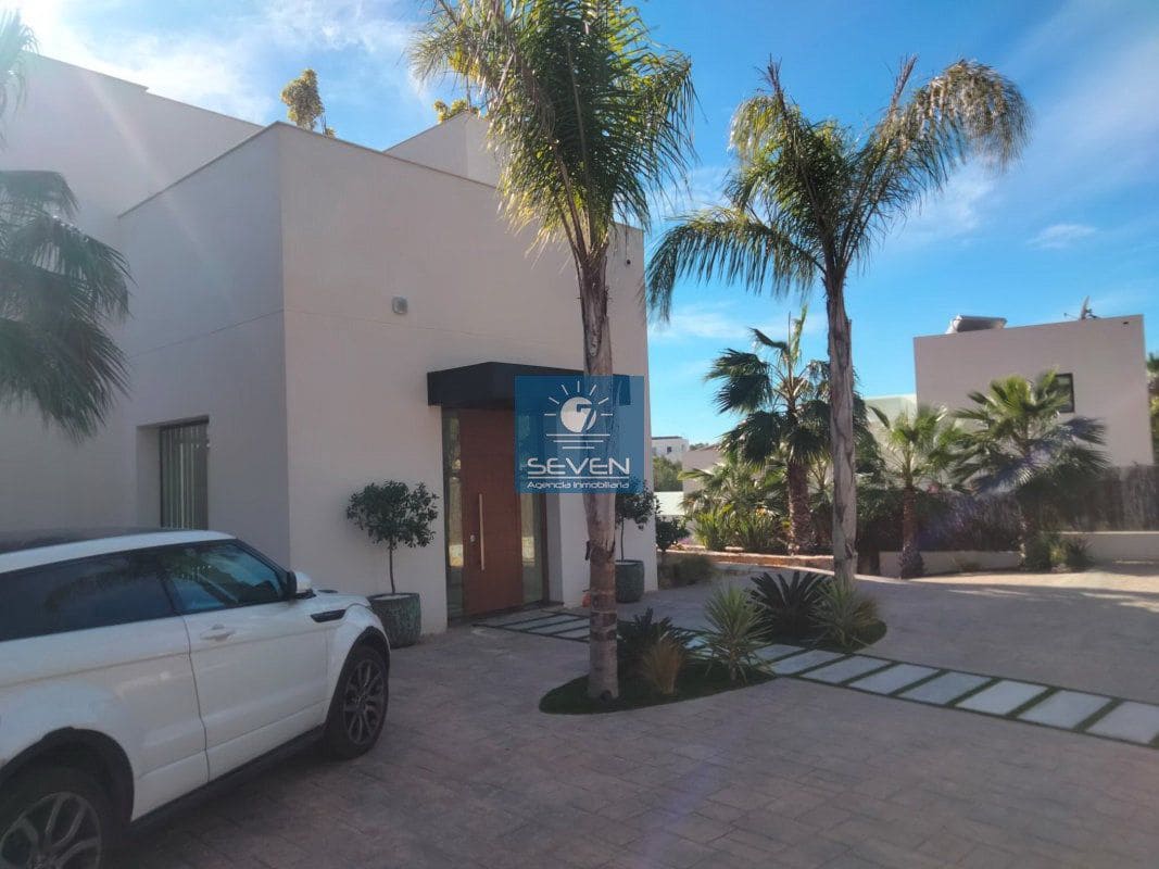 4 makuuhuone Huvila myytävänä paikassa Las Colinas Golf mukana 
autotalli - 2 950 000 € (Ref: 8040474)