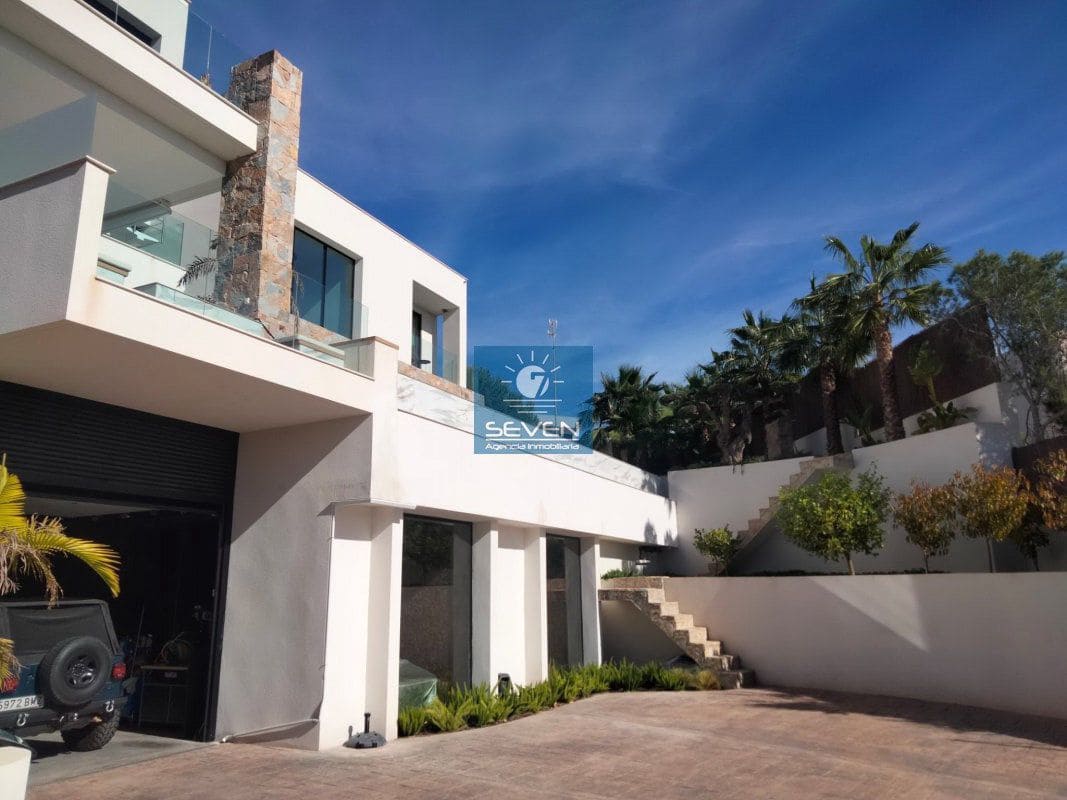 4 makuuhuone Huvila myytävänä paikassa Las Colinas Golf mukana 
autotalli - 2 950 000 € (Ref: 8040474)