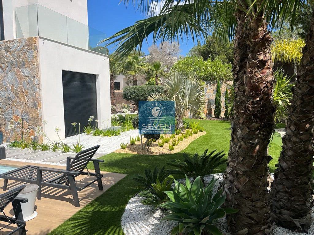 4 makuuhuone Huvila myytävänä paikassa Las Colinas Golf mukana 
autotalli - 2 950 000 € (Ref: 8040474)