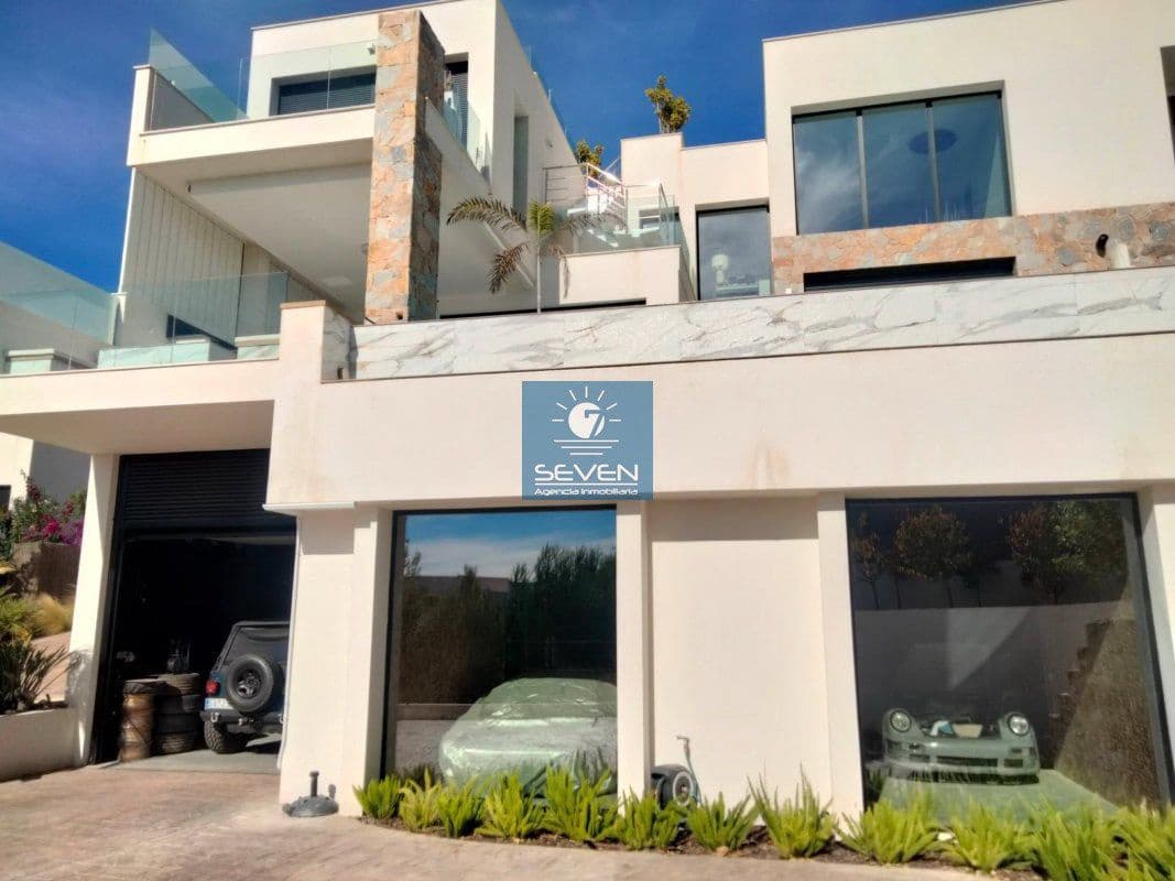 4 makuuhuone Huvila myytävänä paikassa Las Colinas Golf mukana 
autotalli - 2 950 000 € (Ref: 8040474)