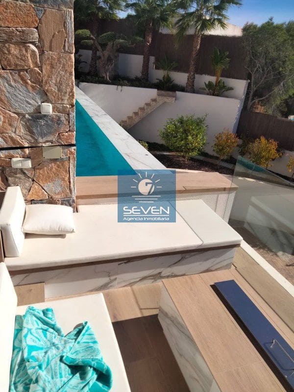 4 makuuhuone Huvila myytävänä paikassa Las Colinas Golf mukana 
autotalli - 2 950 000 € (Ref: 8040474)