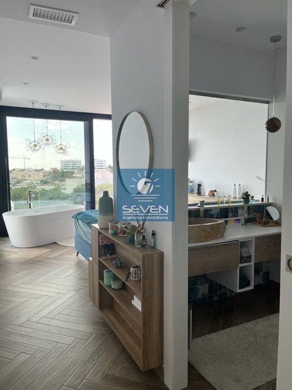 4 makuuhuone Huvila myytävänä paikassa Las Colinas Golf mukana 
autotalli - 2 950 000 € (Ref: 8040474)