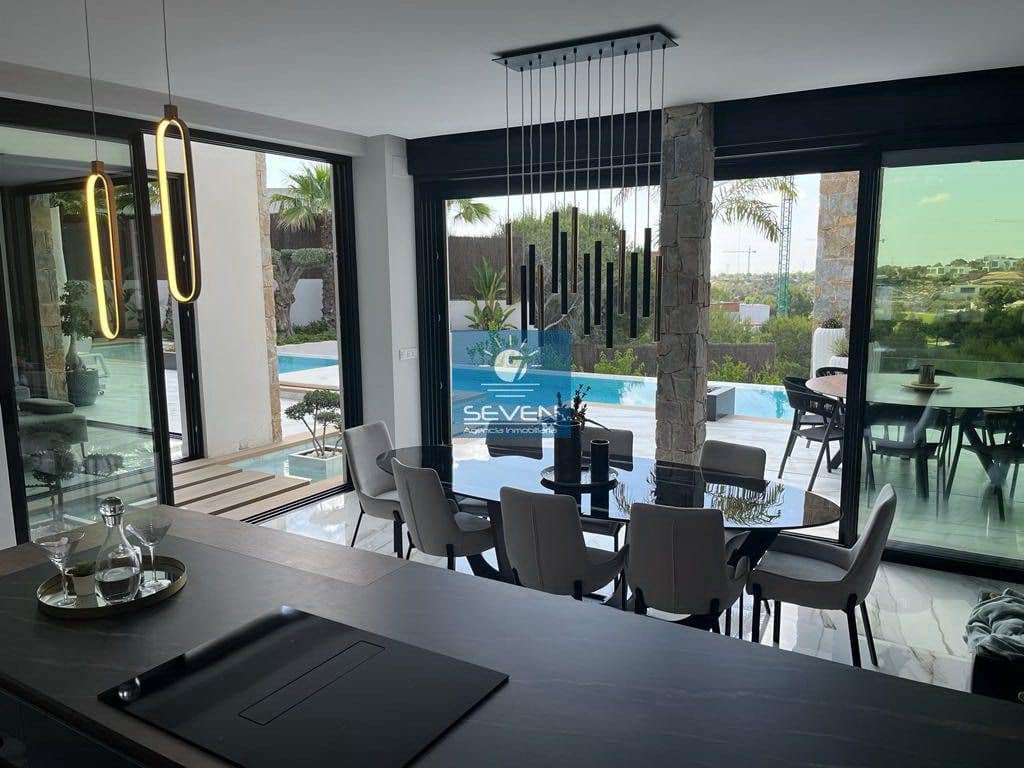 4 makuuhuone Huvila myytävänä paikassa Las Colinas Golf mukana 
autotalli - 2 950 000 € (Ref: 8040474)