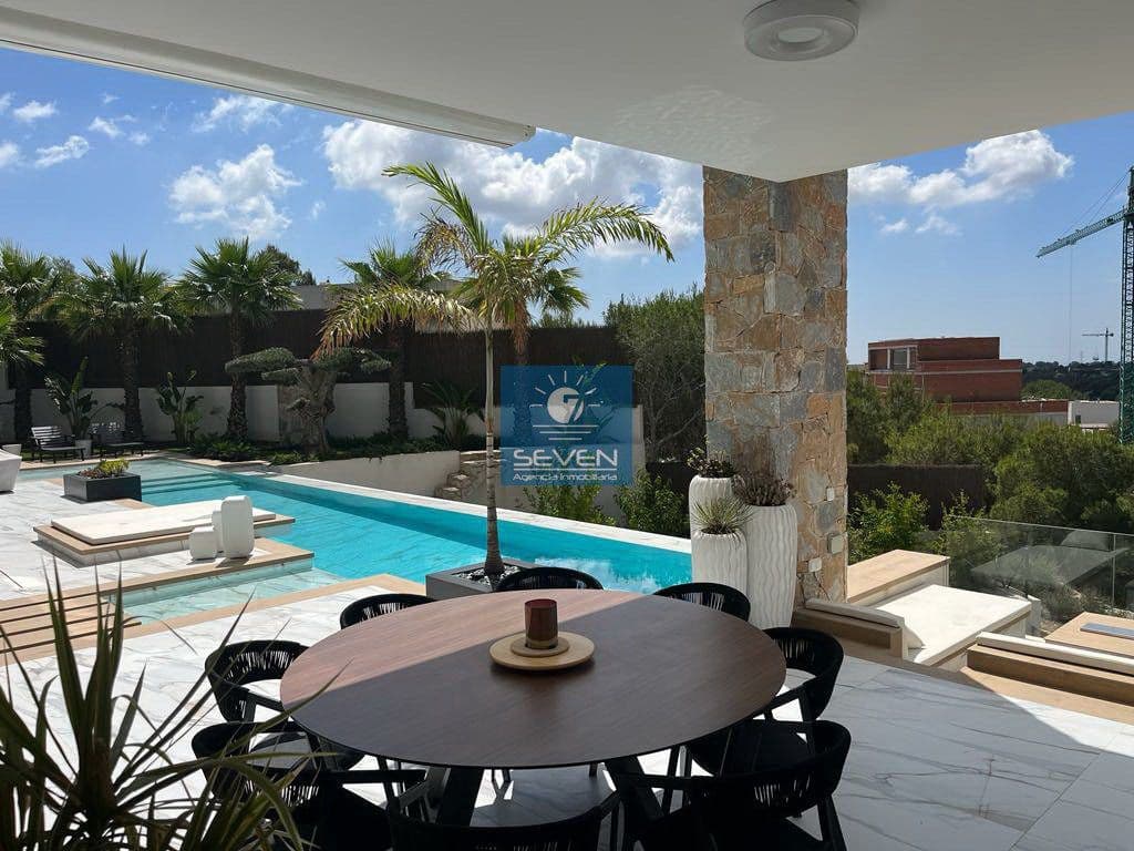 4 makuuhuone Huvila myytävänä paikassa Las Colinas Golf mukana 
autotalli - 2 950 000 € (Ref: 8040474)