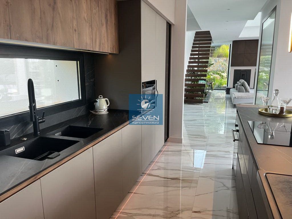 4 makuuhuone Huvila myytävänä paikassa Las Colinas Golf mukana 
autotalli - 2 950 000 € (Ref: 8040474)