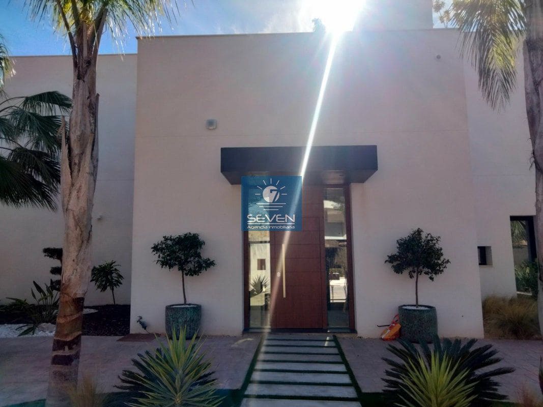 4 makuuhuone Huvila myytävänä paikassa Las Colinas Golf mukana 
autotalli - 2 950 000 € (Ref: 8040474)