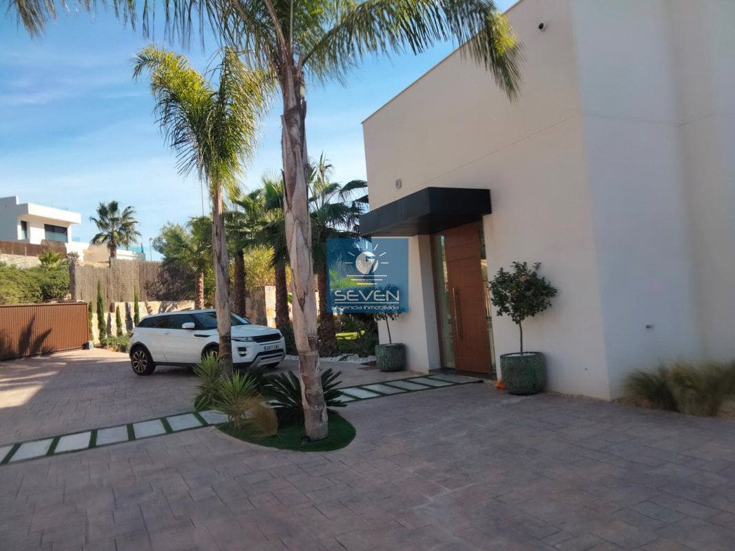 4 makuuhuone Huvila myytävänä paikassa Las Colinas Golf mukana 
autotalli - 2 950 000 € (Ref: 8040474)