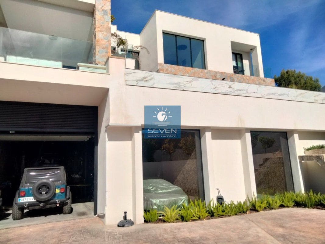 4 makuuhuone Huvila myytävänä paikassa Las Colinas Golf mukana 
autotalli - 2 950 000 € (Ref: 8040474)