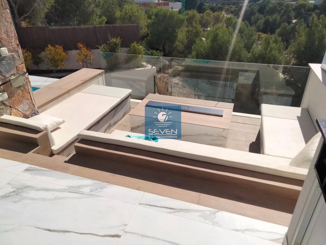 4 makuuhuone Huvila myytävänä paikassa Las Colinas Golf mukana 
autotalli - 2 950 000 € (Ref: 8040474)