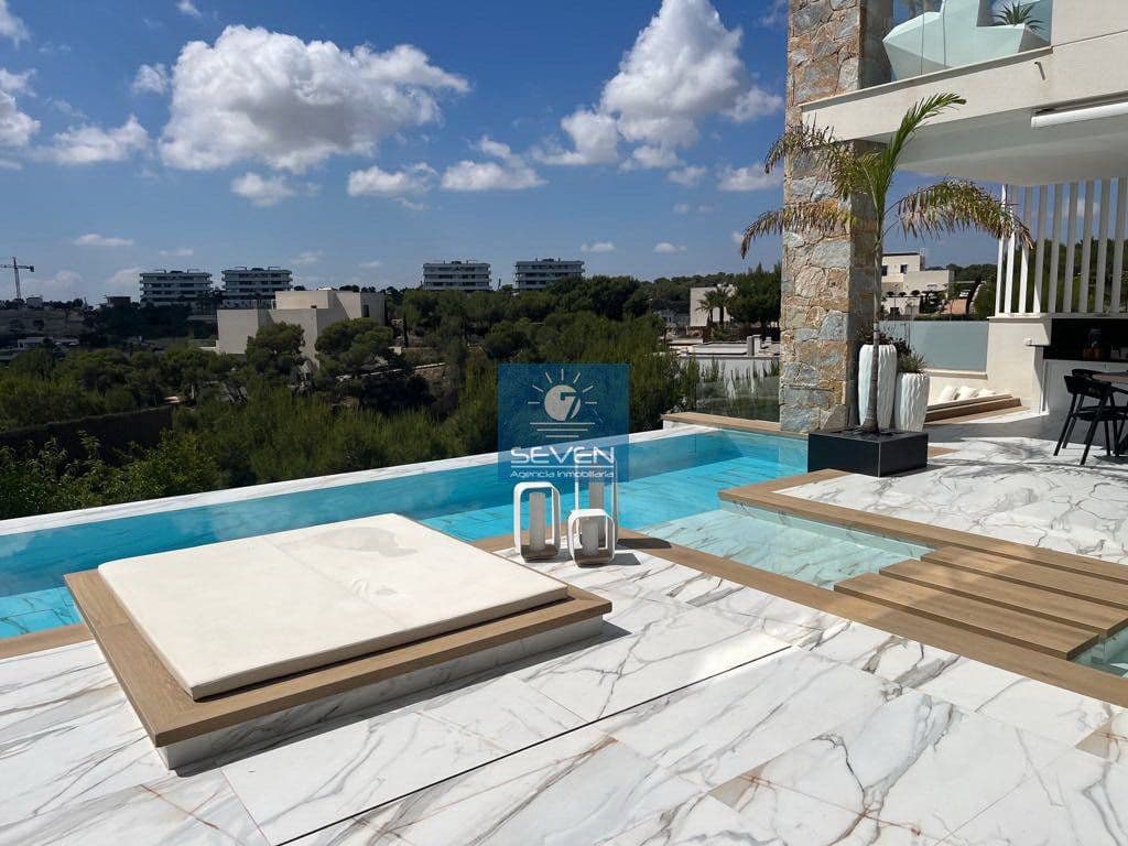 4 makuuhuone Huvila myytävänä paikassa Las Colinas Golf mukana 
autotalli - 2 950 000 € (Ref: 8040474)