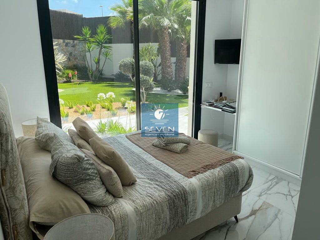 4 makuuhuone Huvila myytävänä paikassa Las Colinas Golf mukana 
autotalli - 2 950 000 € (Ref: 8040474)