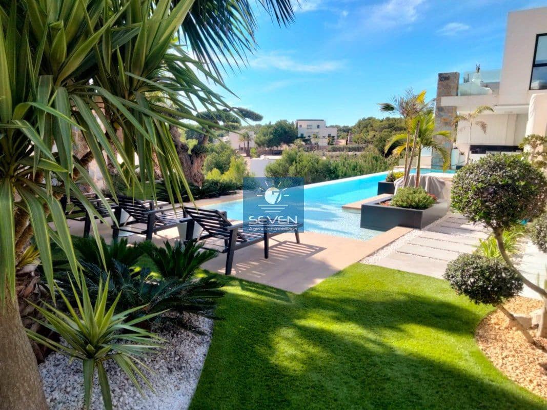 4 makuuhuone Huvila myytävänä paikassa Las Colinas Golf mukana 
autotalli - 2 950 000 € (Ref: 8040474)