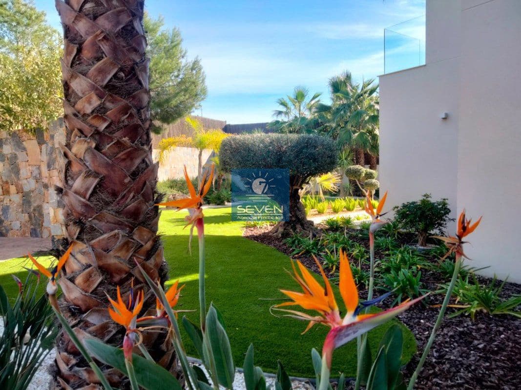 4 makuuhuone Huvila myytävänä paikassa Las Colinas Golf mukana 
autotalli - 2 950 000 € (Ref: 8040474)