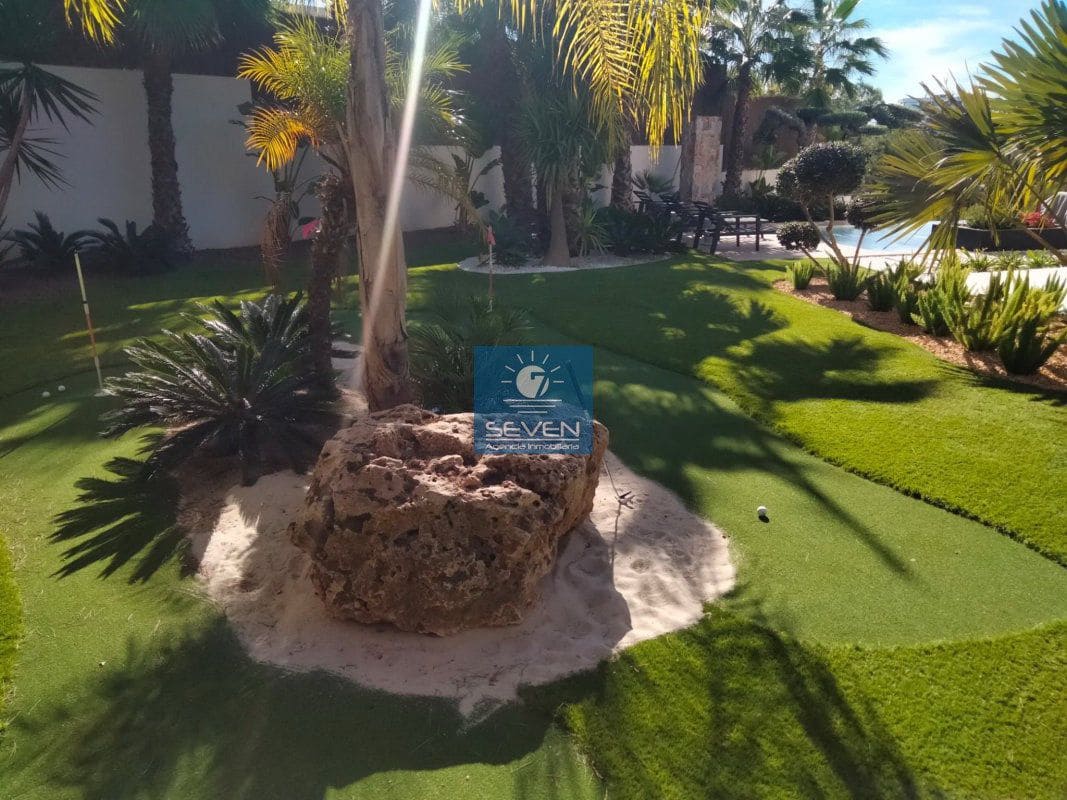 4 makuuhuone Huvila myytävänä paikassa Las Colinas Golf mukana 
autotalli - 2 950 000 € (Ref: 8040474)