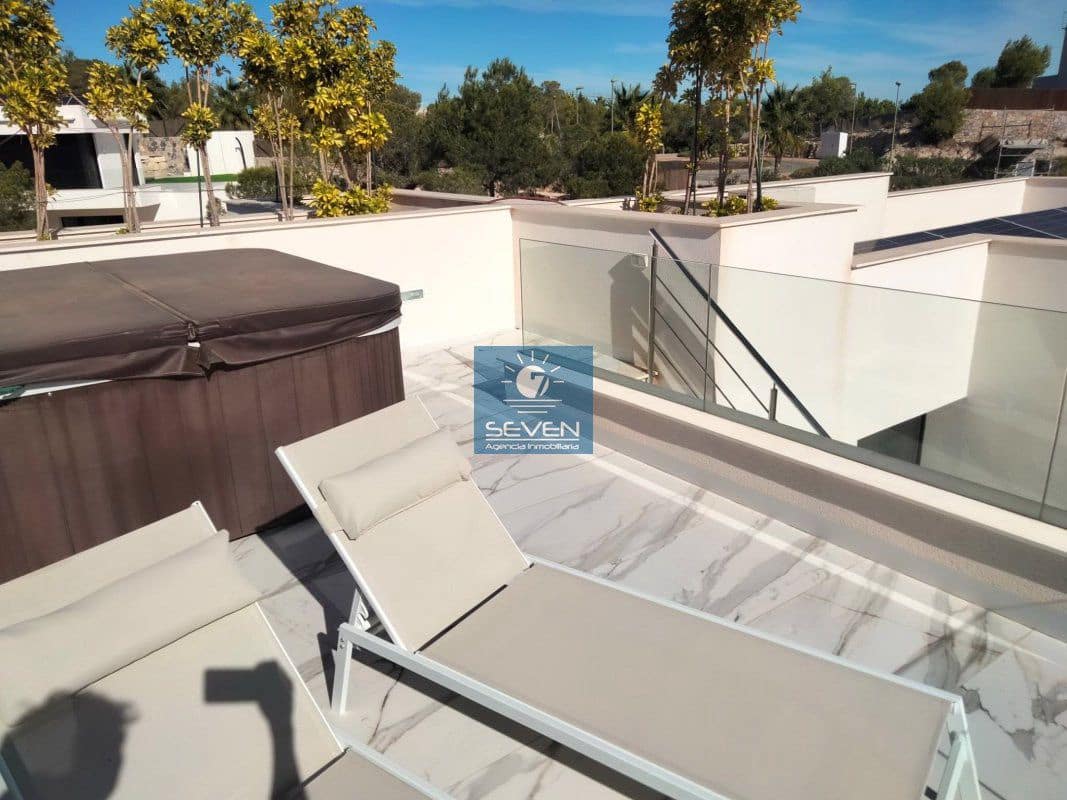 4 makuuhuone Huvila myytävänä paikassa Las Colinas Golf mukana 
autotalli - 2 950 000 € (Ref: 8040474)