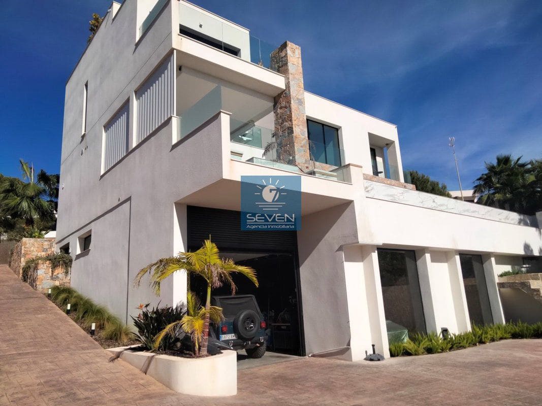 4 makuuhuone Huvila myytävänä paikassa Las Colinas Golf mukana 
autotalli - 2 950 000 € (Ref: 8040474)