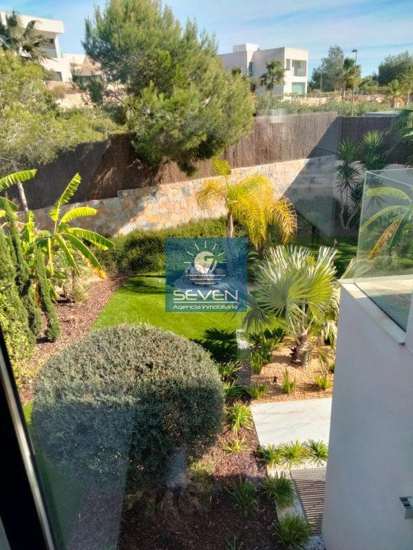 4 makuuhuone Huvila myytävänä paikassa Las Colinas Golf mukana 
autotalli - 2 950 000 € (Ref: 8040474)