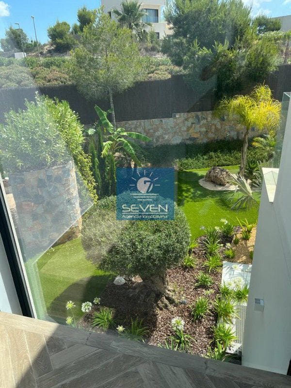 4 makuuhuone Huvila myytävänä paikassa Las Colinas Golf mukana 
autotalli - 2 950 000 € (Ref: 8040474)