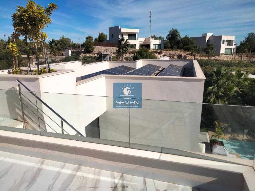 4 makuuhuone Huvila myytävänä paikassa Las Colinas Golf mukana 
autotalli - 2 950 000 € (Ref: 8040474)