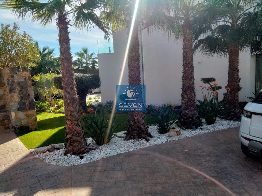 4 makuuhuone Huvila myytävänä paikassa Las Colinas Golf mukana 
autotalli - 2 950 000 € (Ref: 8040474)