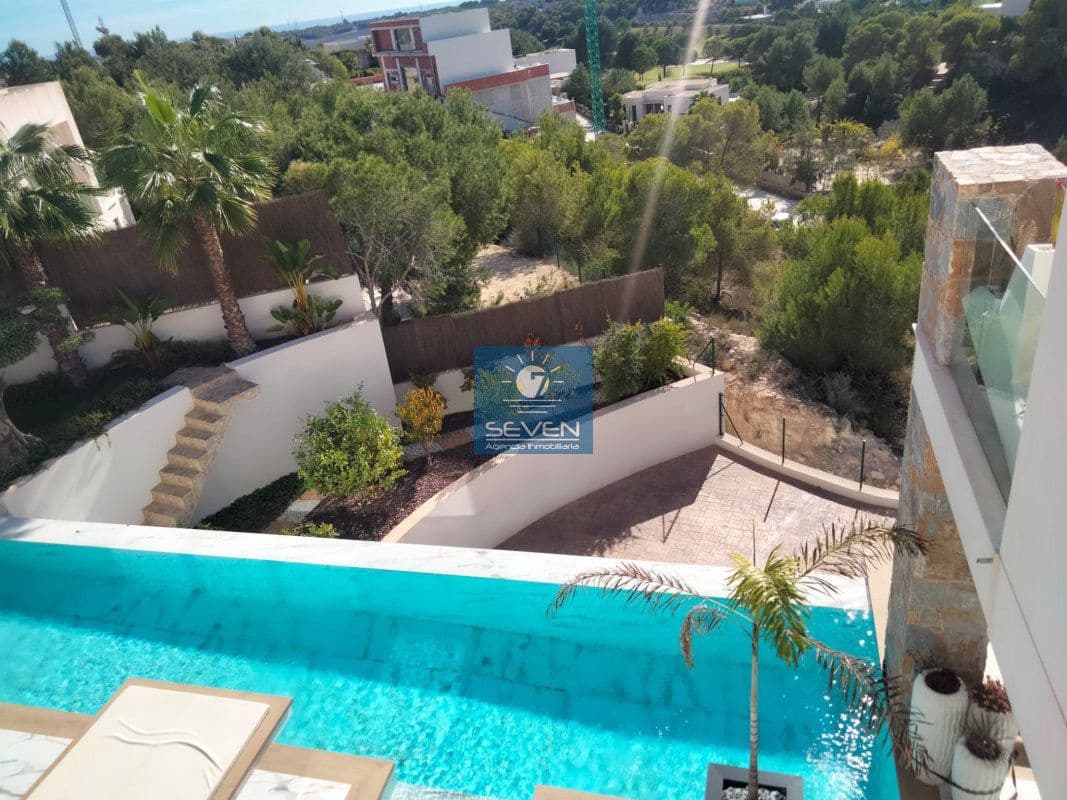 4 makuuhuone Huvila myytävänä paikassa Las Colinas Golf mukana 
autotalli - 2 950 000 € (Ref: 8040474)