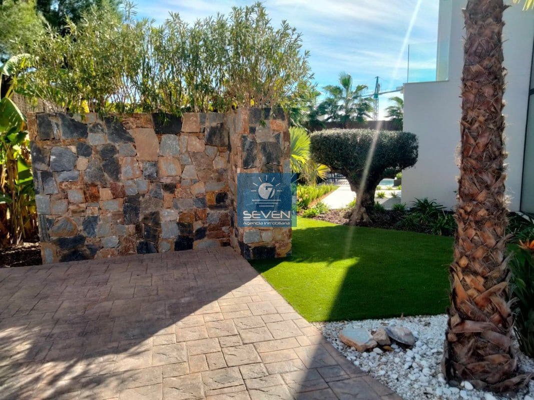 4 makuuhuone Huvila myytävänä paikassa Las Colinas Golf mukana 
autotalli - 2 950 000 € (Ref: 8040474)