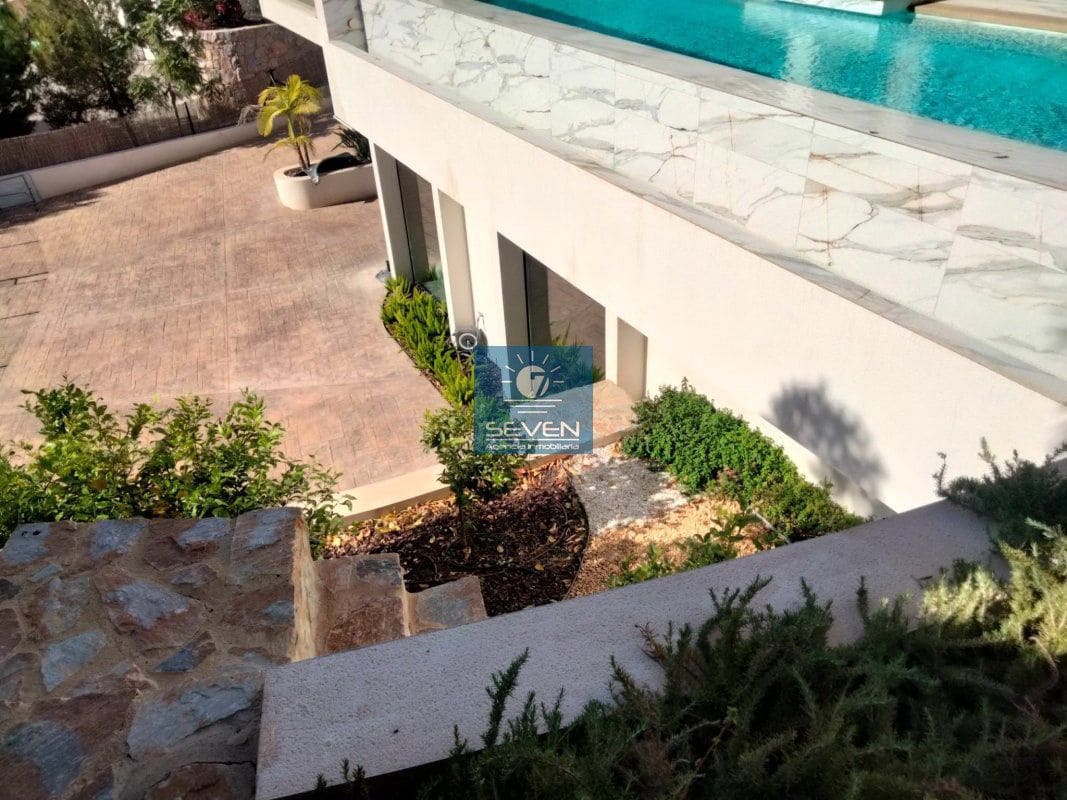 4 makuuhuone Huvila myytävänä paikassa Las Colinas Golf mukana 
autotalli - 2 950 000 € (Ref: 8040474)