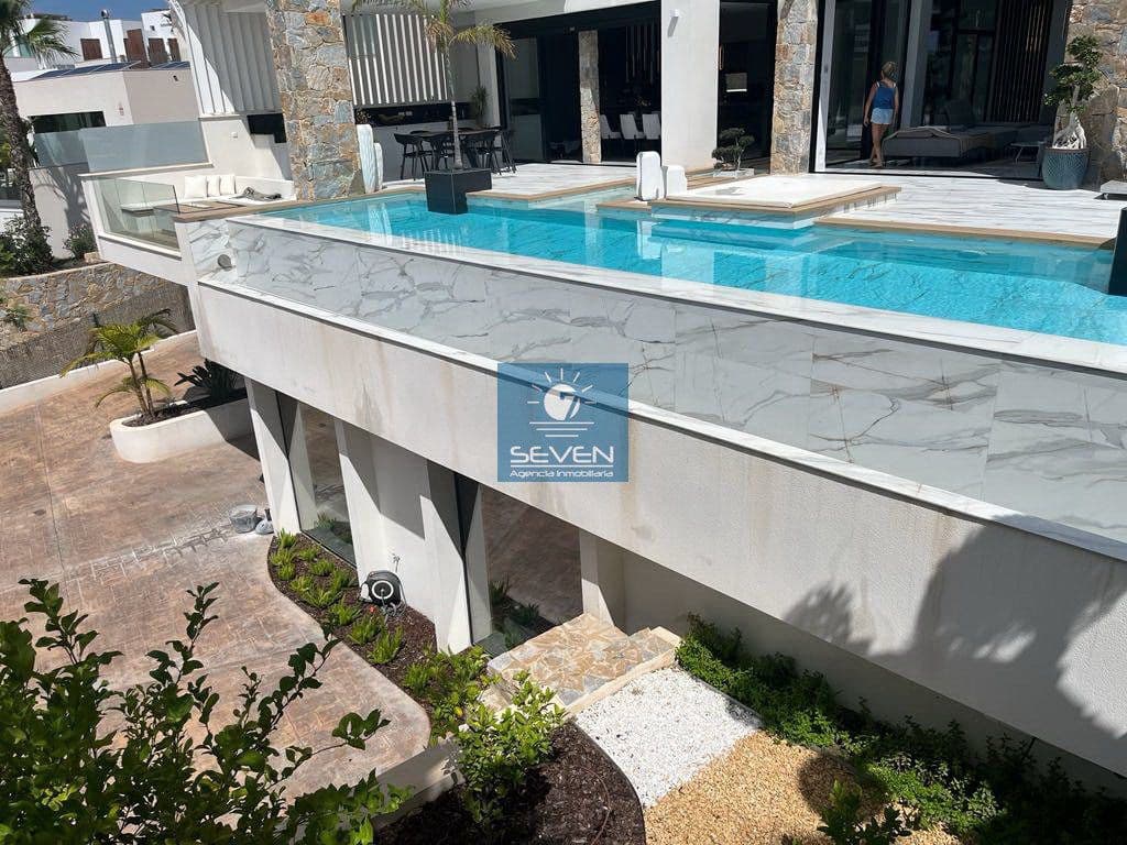 4 makuuhuone Huvila myytävänä paikassa Las Colinas Golf mukana 
autotalli - 2 950 000 € (Ref: 8040474)