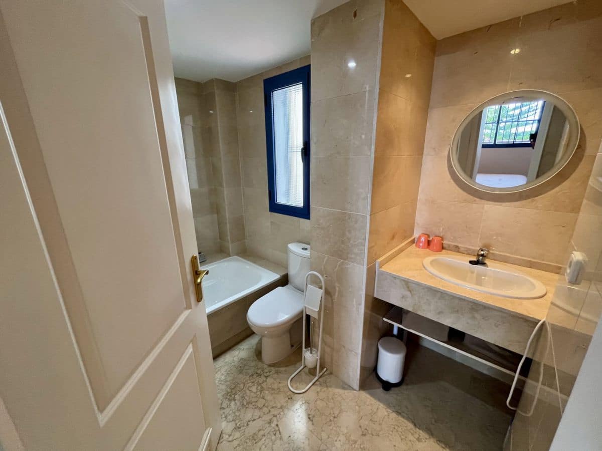 2 soveværelse Lejlighed til leje i Almunecar med garage - € 950 (Ref: 8402925)