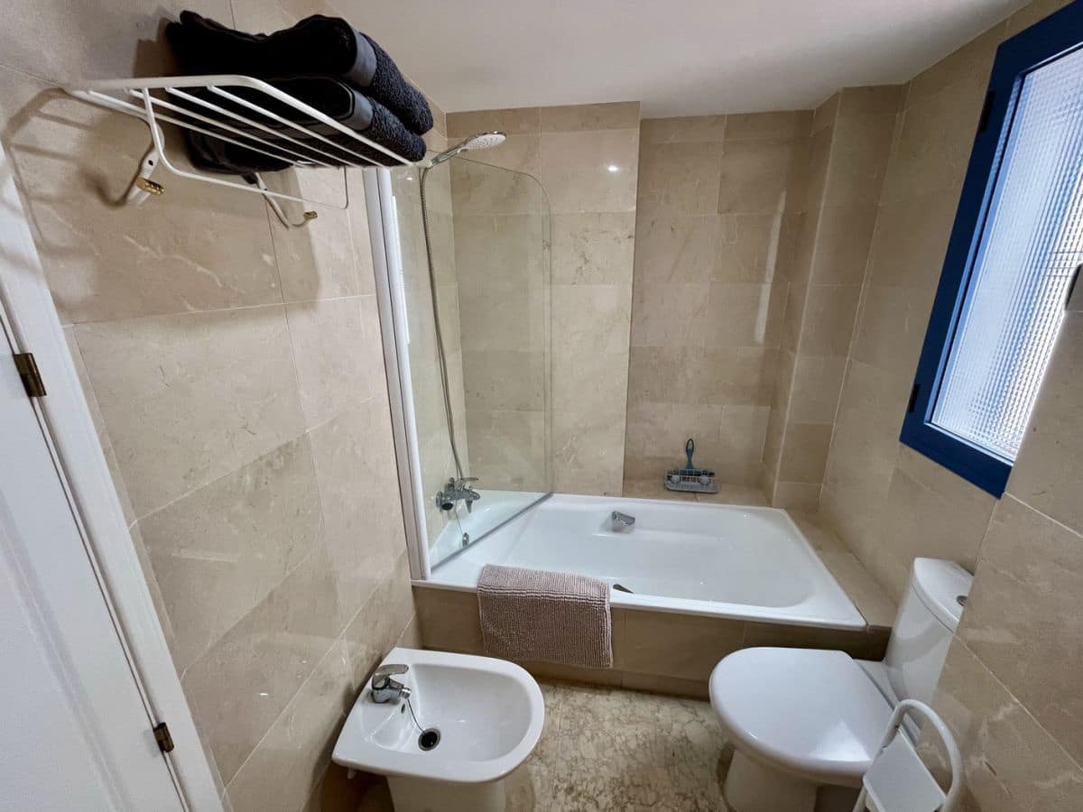 2 soveværelse Lejlighed til leje i Almunecar med garage - € 950 (Ref: 8402925)