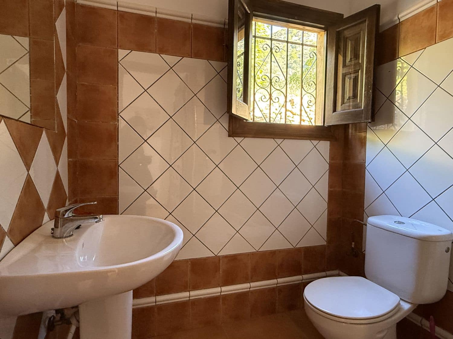 2 sypialnia Finka/Dom wiejski na sprzedaż w Otivar - 153 000 € (Ref: 9012380)