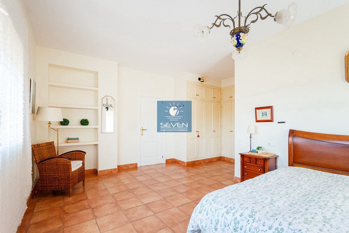 4 bedroom Villa for sale in Almunecar with garage - € 599,000 (Ref: 9157853)