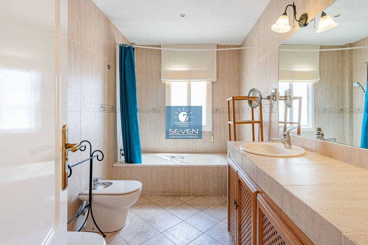 4 bedroom Villa for sale in Almunecar with garage - € 599,000 (Ref: 9157853)