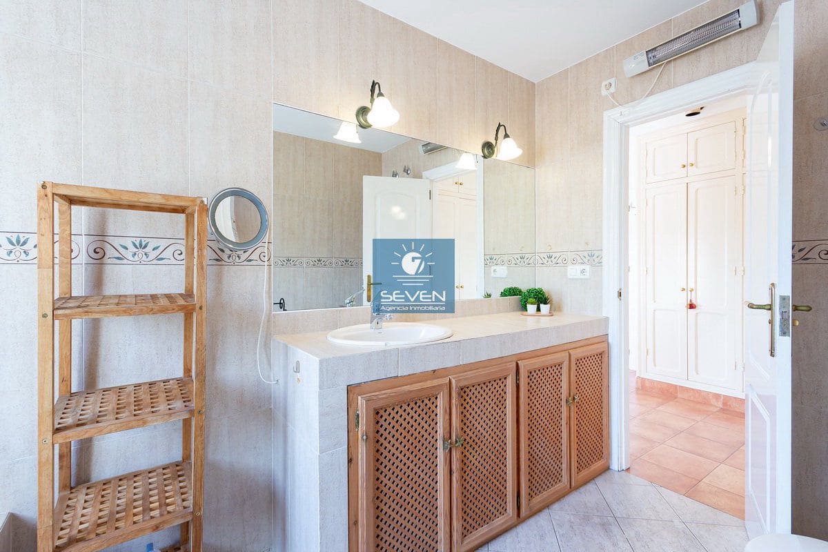 4 bedroom Villa for sale in Almunecar with garage - € 599,000 (Ref: 9157853)