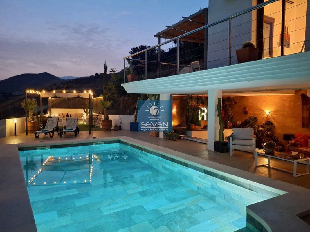 5 bedroom Villa for sale in Almunecar with garage - € 945,000 (Ref: 9176645)