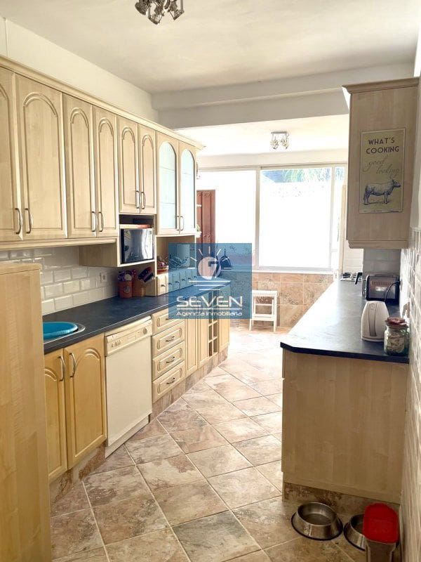 7 makuuhuone Huvila myytävänä paikassa Cotobro mukana 
autotalli - 590 000 € (Ref: 9480987)