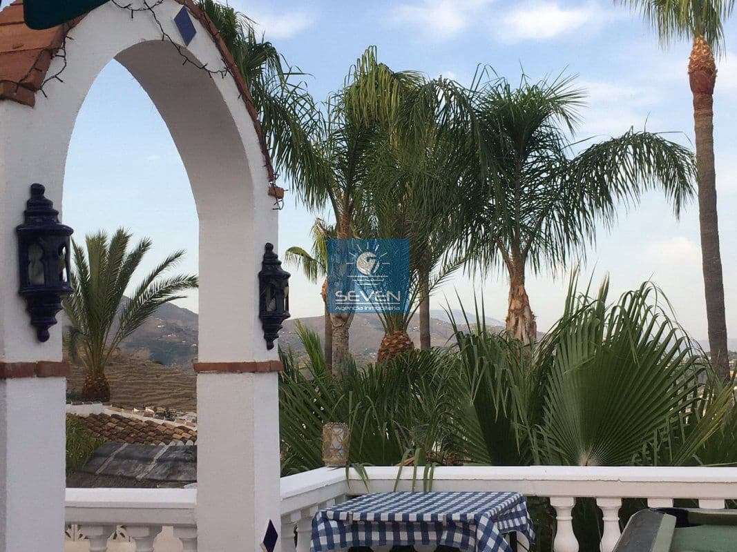 7 makuuhuone Huvila myytävänä paikassa Cotobro mukana 
autotalli - 590 000 € (Ref: 9480987)