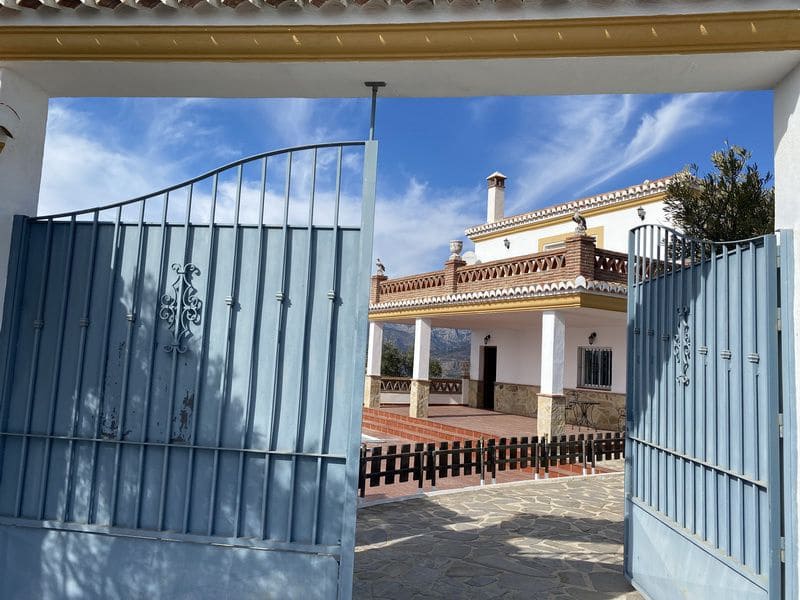 Chalet de 4 habitaciones en Itrabo en venta - 375.000 € (Ref: 9491276)