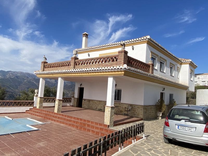 Chalet de 4 habitaciones en Itrabo en venta - 375.000 € (Ref: 9491276)