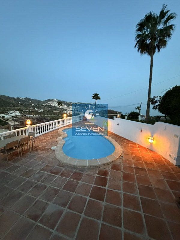 3 bedroom Villa for sale in La Herradura with garage - € 850,000 (Ref: 9861702)