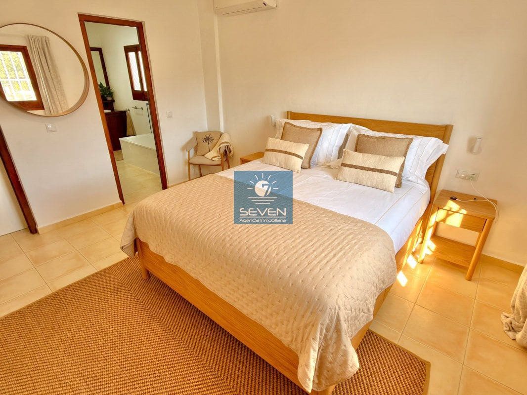 3 bedroom Villa for sale in La Herradura with garage - € 850,000 (Ref: 9861702)